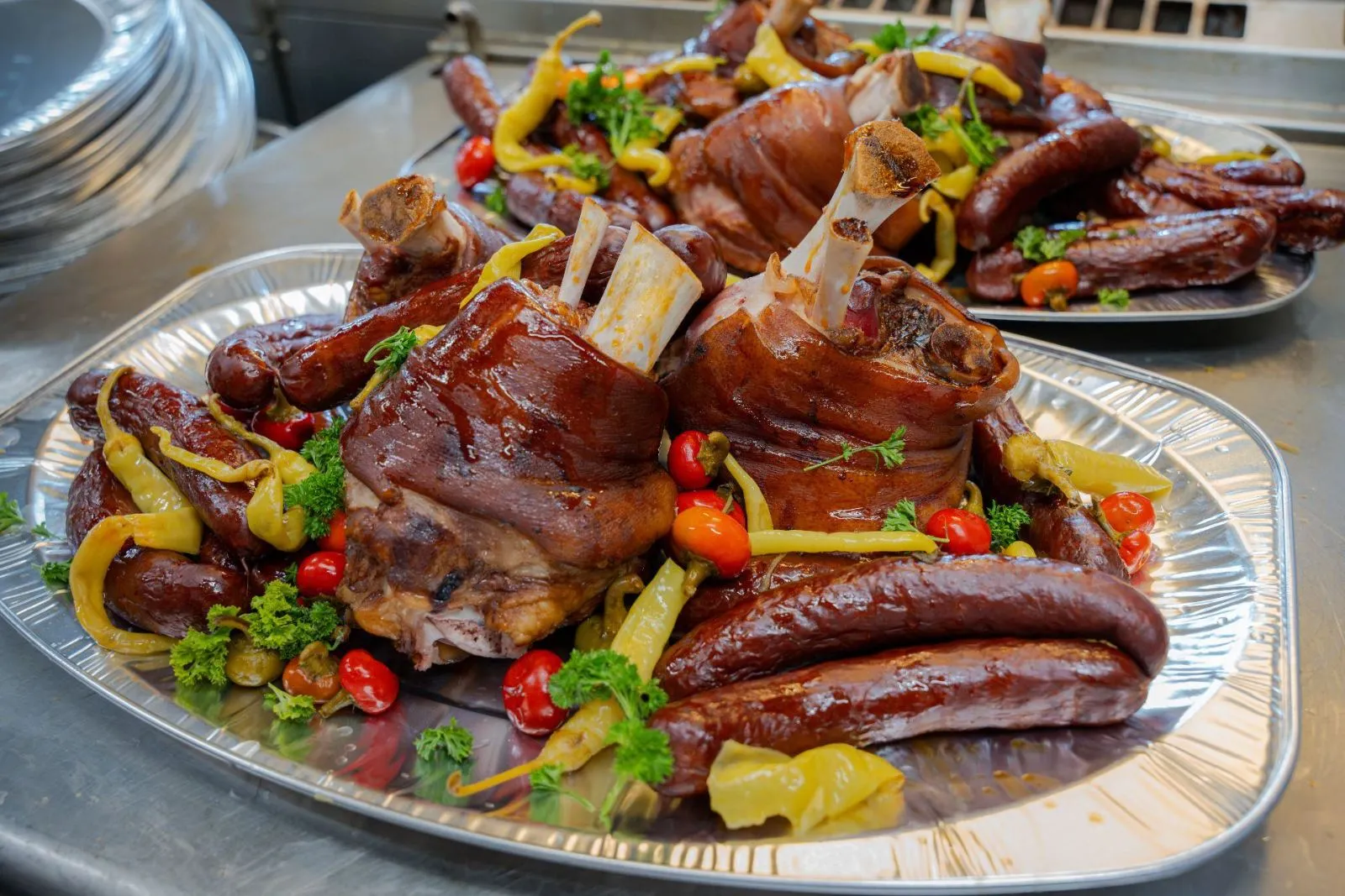 Catering — pečené koleno a klobásky