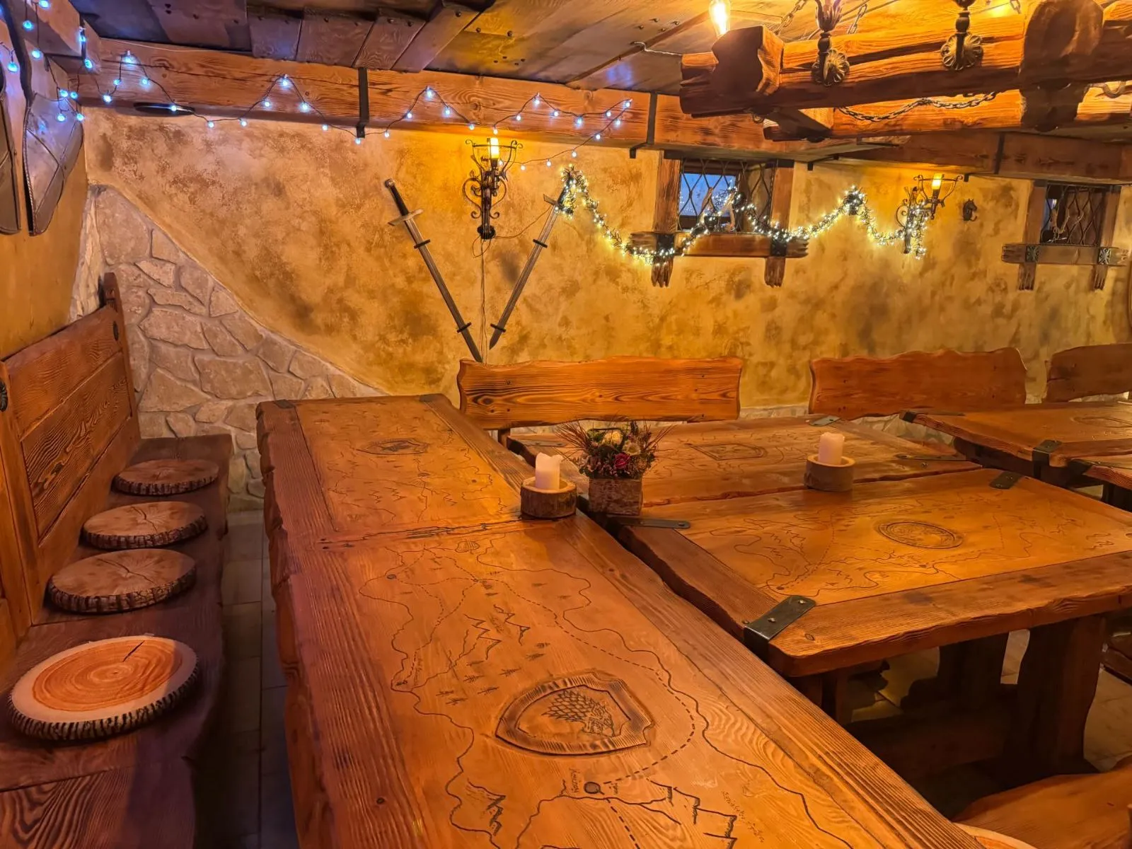 Detail rytierskeho stola s mečmi