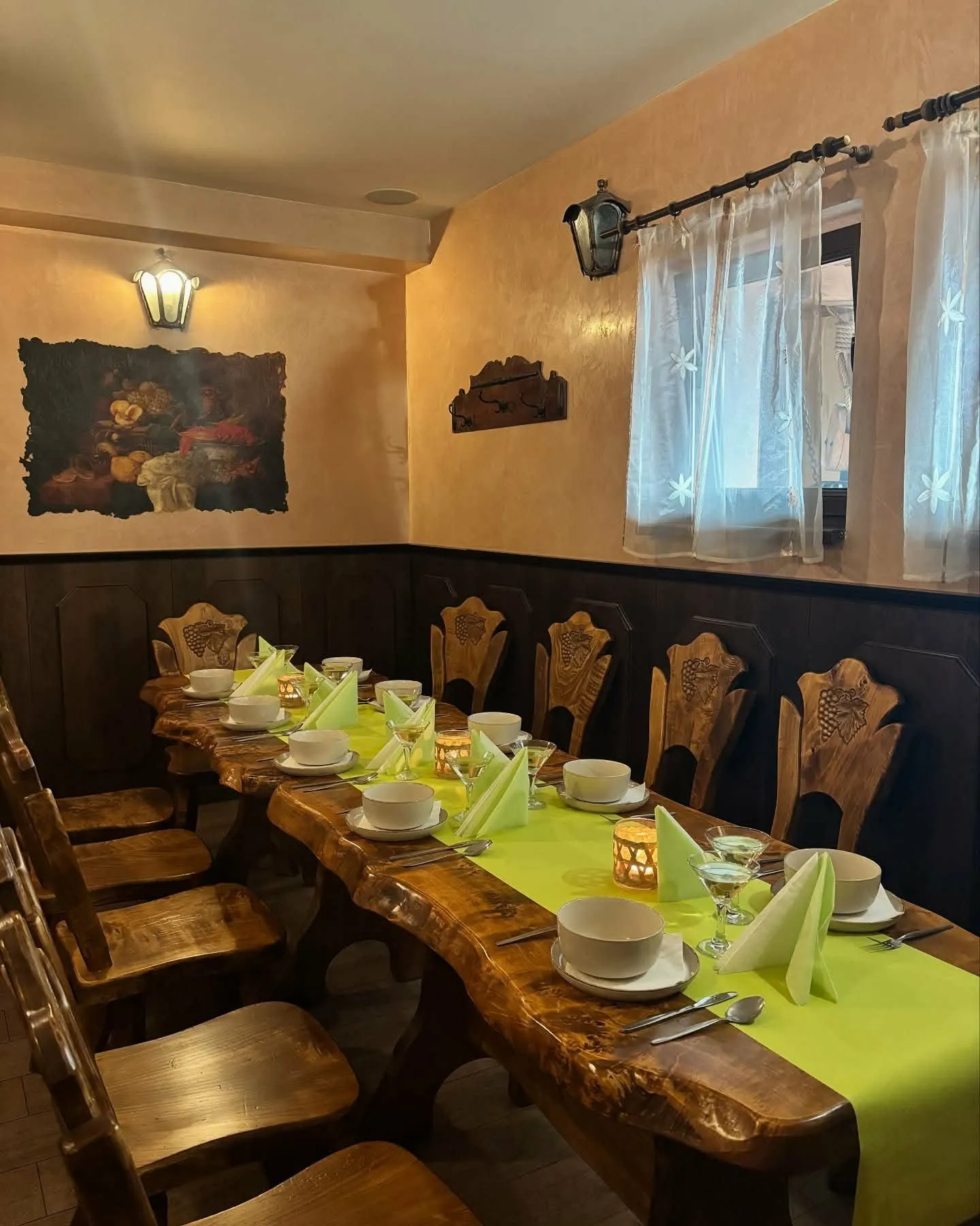 Salónik — drevený interiér so zelenou výzdobou