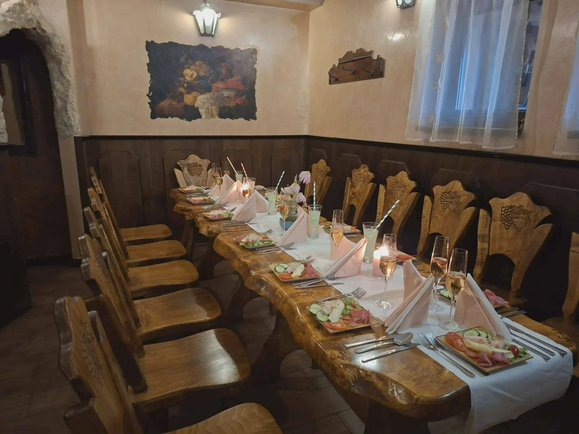 Salónik — drevený stôl so sviecami